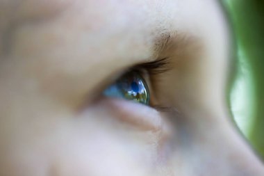 Bu anlamlı fotoğraf, gökyüzüne bakan güçlü bir görsel anı yakalar. Rüyaların, umudun, inancın ve geleceğe uzanmanın evrensel bir sembolüdür. Bakışlar, ilham, iç büyüme, duygusal açıklık temalarını yukarı kaldırır.