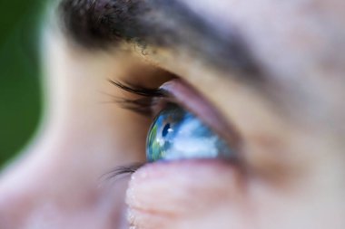 Bu anlamlı fotoğraf, gökyüzüne bakan güçlü bir görsel anı yakalar. Rüyaların, umudun, inancın ve geleceğe uzanmanın evrensel bir sembolüdür. Bakışlar, ilham, iç büyüme, duygusal açıklık temalarını yukarı kaldırır.