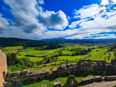 Düşük savunma duvarlarının ve Hochburg 'un temellerinin güneşli panoramik görüntüsü. Merdivenlerden bakınca, Baden 'deki en büyük kale kalıntılarından birinin geniş ölçekli olduğunu görüyoruz. Ren Vadisi ve Vosges Dağları' na bakıyor..