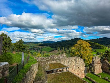 Düşük savunma duvarlarının ve Hochburg 'un temellerinin güneşli panoramik görüntüsü. Merdivenlerden bakınca, Baden 'deki en büyük kale kalıntılarından birinin geniş ölçekli olduğunu görüyoruz. Ren Vadisi ve Vosges Dağları' na bakıyor..