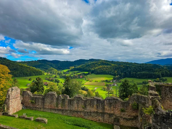 Düşük savunma duvarlarının ve Hochburg 'un temellerinin güneşli panoramik görüntüsü. Merdivenlerden bakınca, Baden 'deki en büyük kale kalıntılarından birinin geniş ölçekli olduğunu görüyoruz. Ren Vadisi ve Vosges Dağları' na bakıyor..