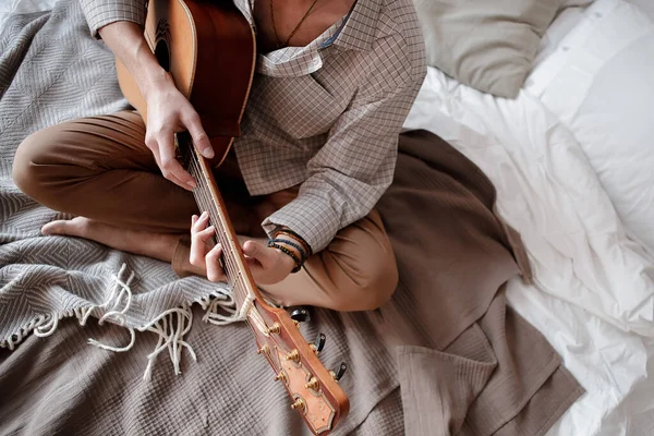 Férfi Játszik Akusztikus Gitár Otthon Ágyban Hangulatos — Stock Fotó