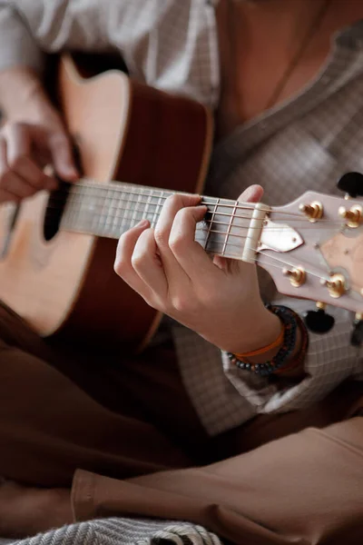 Homme Jouant Guitare Acoustique Maison Sur Lit Confortable — Photo