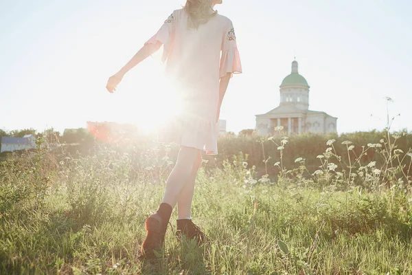 Blond Flicka Rosa Linne Klänning Promenader Fältet Blommor Sommar Och — Stockfoto