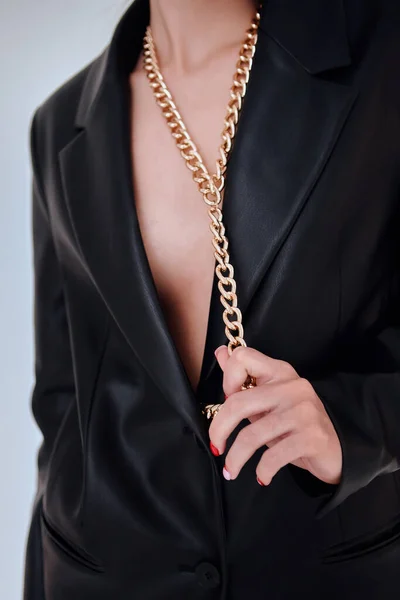 Vrouw Mode Lederen Jas Met Gouden Ketting — Stockfoto