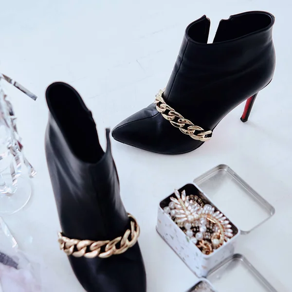 Жіноче Шкіряне Взуття Чорні Щиколотки Золотим Ланцюжком Моди Тенденції — стокове фото