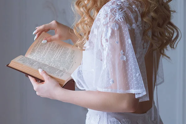 Mujer Novia Vestido Blanco Lee Libro Sosteniendo Sus Manos —  Fotos de Stock