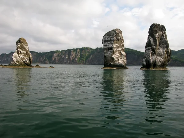 Três irmãos rochas, baía de Avacha, Kamchatka — Fotografia de Stock