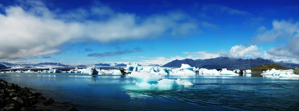 Lagúna Jokulsarlon, Olvadékvíz-tavak és a jéghegyek — Stock Fotó