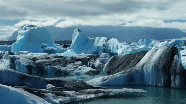 Lagune Jokulsarlon, gletsjermeer en ijsbergen — Stockfoto