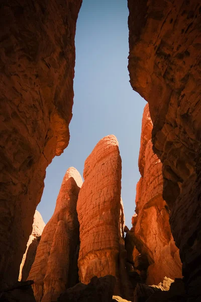 Pohled zdola nahoru do formace abstract rock na planině Ennedi aka kamenného lesa v Čadu — Stock fotografie