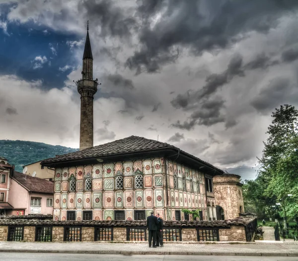 Vista exterior a la mezquita manchada Alaca Cami Kalkandelen aka mezquita pintada, Tetovo, Macedonia del Norte Imagen De Stock