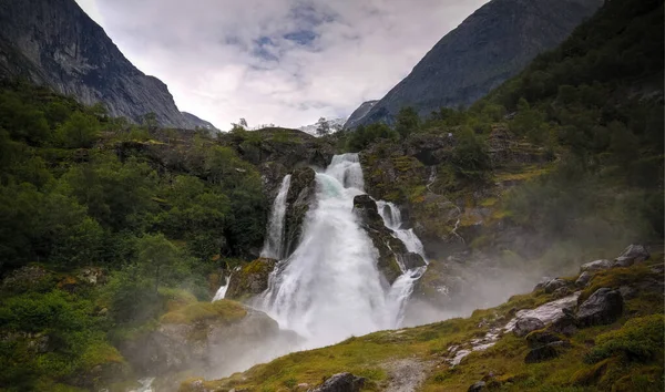 Panoramisch Uitzicht Naar Kleivafossen Waterval Briksdalselva Rivier Gletsjer Briksdalsbreen Noorwegen — Stockfoto