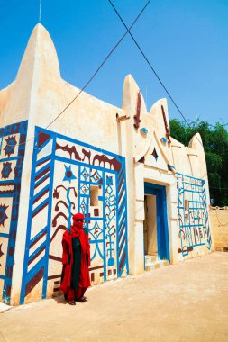 Dosso Sultanlarının evinin dış görünüşü ve Nijer 'deki ulusal üniformalı sultanların portresi