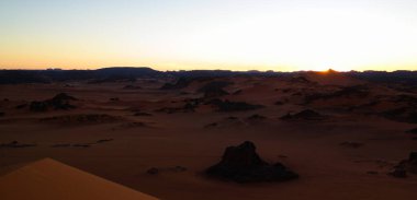Tin Merzouga dune adlı Tassili najjer Milli Parkı, Cezayir için gün batımı görünümü