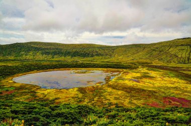 Flores Adası'nda Azores gölde Caldeira Branca için panoramik görünümü. Portekiz