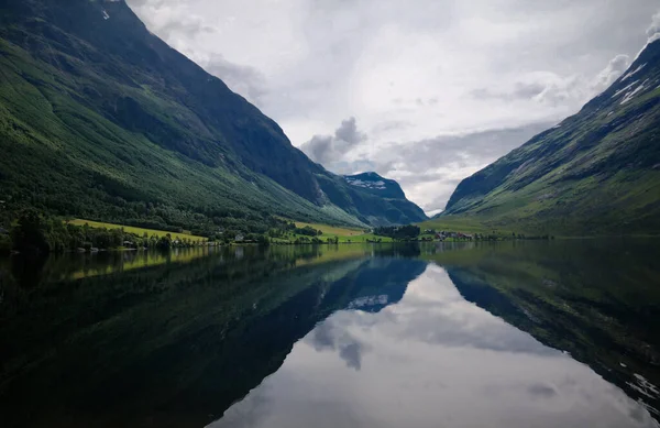 Skogmo、ノール トロンデラーグ、ノルウェーの近くの Eidsvatnet 湖へのパノラマ ビュー — ストック写真