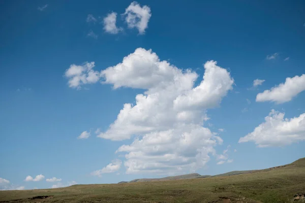 Jasný Slunečný Den Pěkné Počasí Bílé Načechrané Mraky Jasně Modré — Stock fotografie