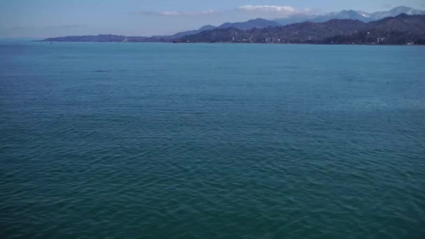 Ett Vattenfall Bergsflod Kaskad Från Klippa Genomskinligt Klart Vatten Rinner — Stockvideo