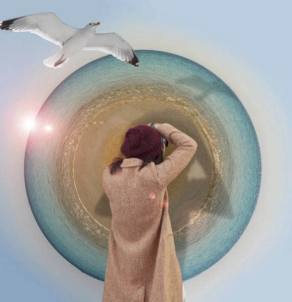 Seyahat konsepti. Kız, tropikal denizi daire şeklinde fotoğraflıyor. Martı güneş ışığında uçar.