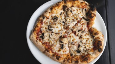 Mantarlı ve peynirli taze pişmiş pizza. İtalyan mutfağından ağız sulandıran yemekler.