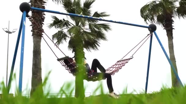 Una Mujer Una Hamaca Está Descansando Con Auriculares Escuchando Música — Vídeo de stock