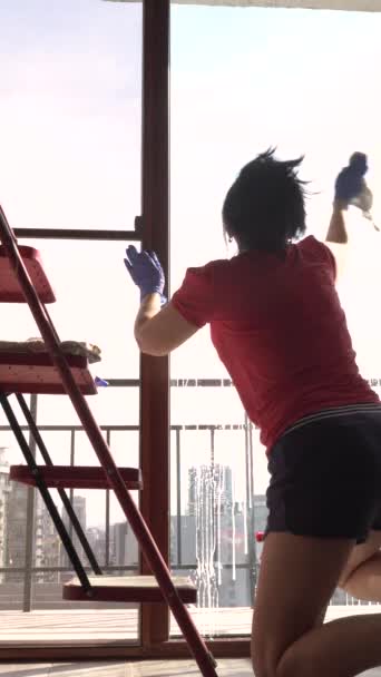 Die Hausaufgaben Der Frauen Sind Kostenlos Fenster Waschen Einer Wohnung — Stockvideo