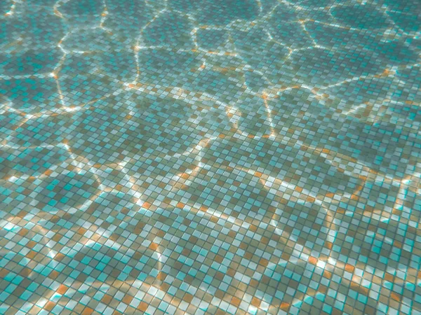 Azulejos Fondo Piscina Agua Transparente Distorsiona Patrón Geométrico Multicolor Deslumbramiento — Foto de Stock
