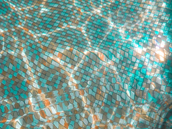 Azulejos Fondo Piscina Agua Transparente Distorsiona Patrón Geométrico Multicolor Deslumbramiento — Foto de Stock