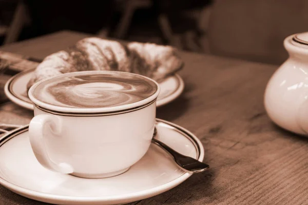 Καφέ Καπουτσίνο Και Κρουασάν Από Κοντά Ορεκτικό Νόστιμο Πρωινό — Φωτογραφία Αρχείου