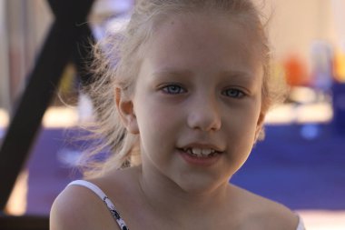 Güzel gülüşlü beyaz sarışın kız üzgün görünüyor. Yakın plan portre