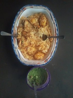 Tavuklu pilav ve sebze.