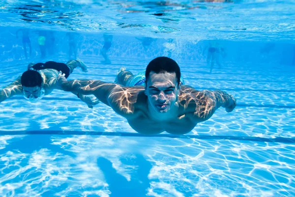 Спортсмени молоді чоловіки плавають під водою — стокове фото