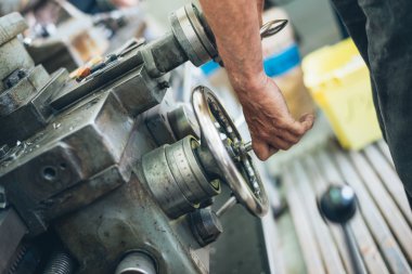 Erkek işçisi-metal işleme-makine üzerinde