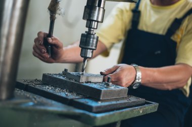 Erkek işçisi-metal işleme-makine üzerinde