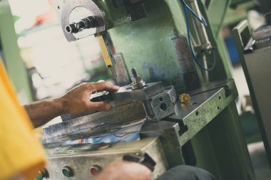 Erkek işçisi-metal işleme-makine üzerinde