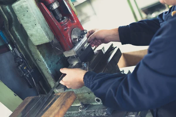 Männliche Arbeiter arbeiten an Metallbearbeitungsmaschine — Stockfoto