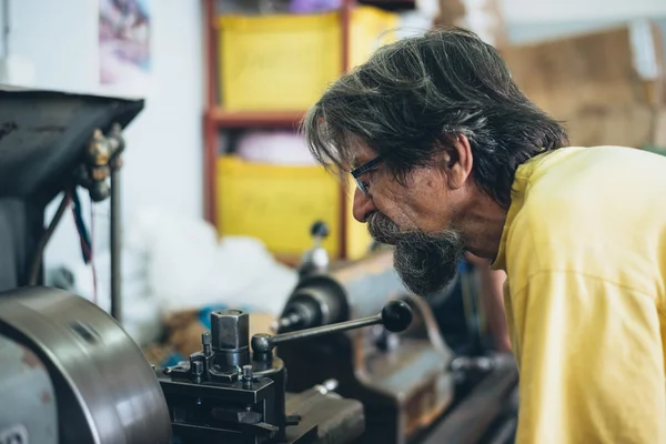 Homem sério trabalhando na máquina metalúrgica — Fotografia de Stock