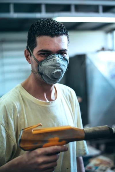 Trabalhador em máscara protetora — Fotografia de Stock