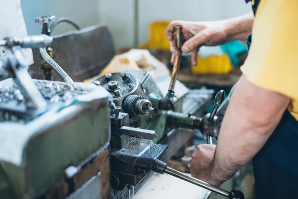 男性労働者の金属加工機での作業 — ストック写真