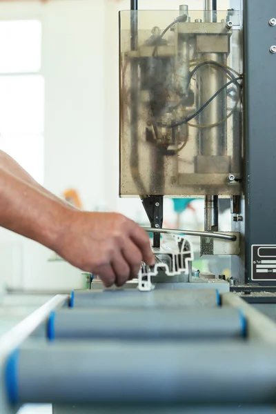 Mannelijke werknemer op metaalbewerking machine werkt — Stockfoto