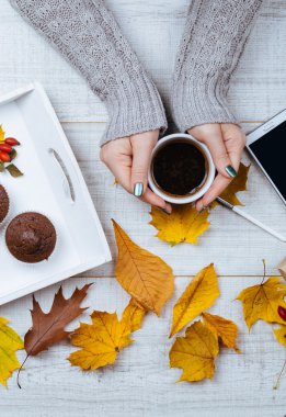 Ellerin kahve bardağını tutuyor.