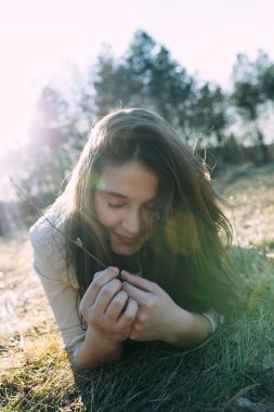 genç kız çim üzerinde yalan