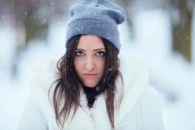 snowafall sırasında çekici genç kadın