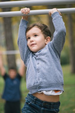 Alışveriş Merkezi Çocuk parkta oynarken