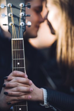 Genç çift holding fretboard