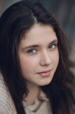 genç kız kameraya bakıyor