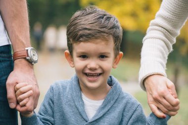  Ebeveynler elele çocuk