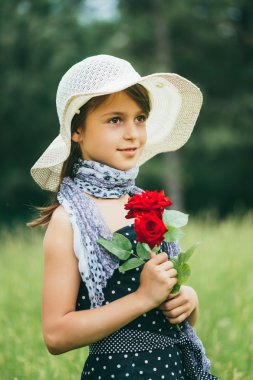 gül dalı tutan güzel kız