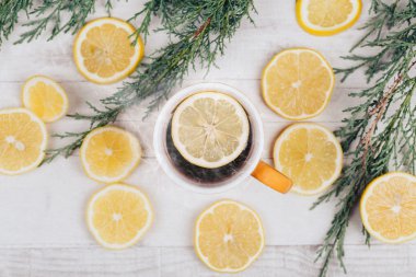 çay bardağı limon dilimleri ile 